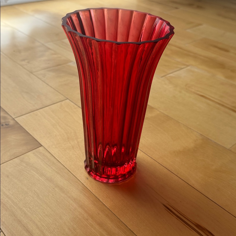Red Ribbed Rose Vase - Picture 2 of 3